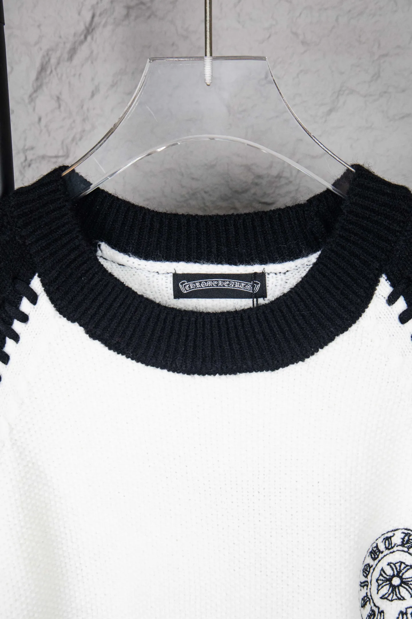 P290 ChromeHearts popular Chrome Hearts CH Sanskrit horseshoe cross embroidery pullover round neck raglan sleeve sweater. Contrast color splicing raglan round neck knitted sweater, unique knitting texture, soft and skin-friendly, classic pattern embroidery on the front and back. Retro chic. The contrasting color raglan sleeve design and the thick stitching craftsmanship at the joints make it look great when worn alone or layered! The fit is loose and slimming! Fashionable patchwork colored sweater, colorfully intertwined, with clear layers, warm and slimming. Whether worn alone or layered, you can easily control various styles and show your personal charm. The raglan sleeves are shoulder-width in contrasting colors and have ultra-detailed embroidery on the front and back, giving it a casual street feel. It looks great when worn alone! The sleeves are designed with contrasting colors and seams, and the round neck style reveals the neck and flatters the face shape! Wool blend knitted fabric, soft, comfortable and warm to the touch. Contrasting color design➕Loose fit, not flattering on your body shape and slimming, not to mention how easy it is to wear! Basic, versatile and fashionable classic! Black and white are versatile! Black and gray high-end! Couples get involved!  Color: black and white/black gray Size: S~M~L